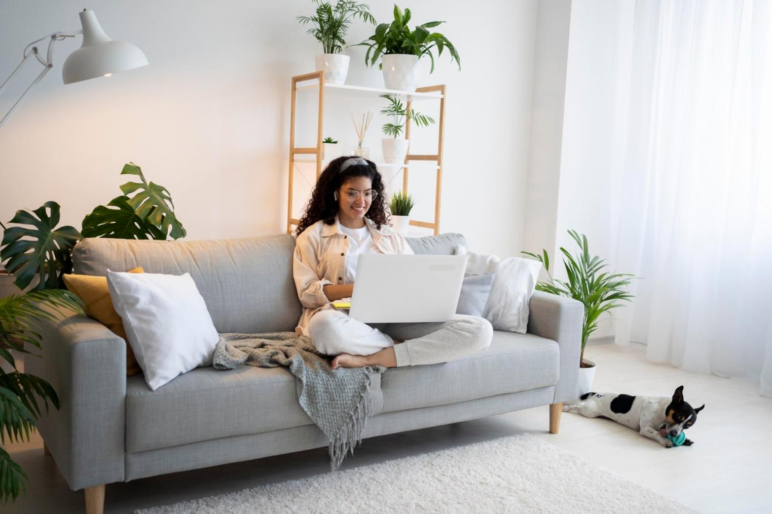 Ambiente di lavoro collaborativo in olyntharise dove il team si confronta su progetti di intelligenza emotiva